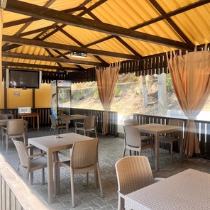 Столики в закрытой, обогреваемой беседке